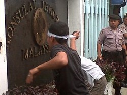 Mahasiswa di Medan Siram Konjen Malaysia dengan Air Comberan