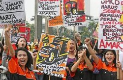 Pendukung Pembatasan Truk Masuk Tol Dalam Kota Demo di Bundaran HI