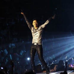 Indonesia Raya Mengawali Konser Sweet Seventeen GIGI