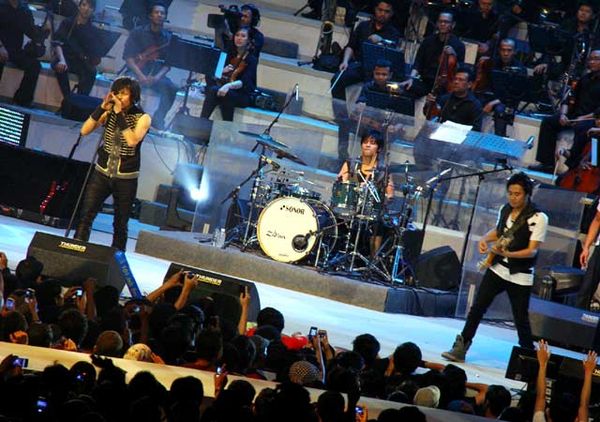 Konser Nostalgia Perjalanan Musik GIGI