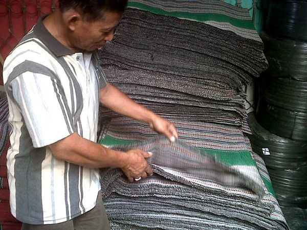 Melongok Kerajinan Tikar Lipat