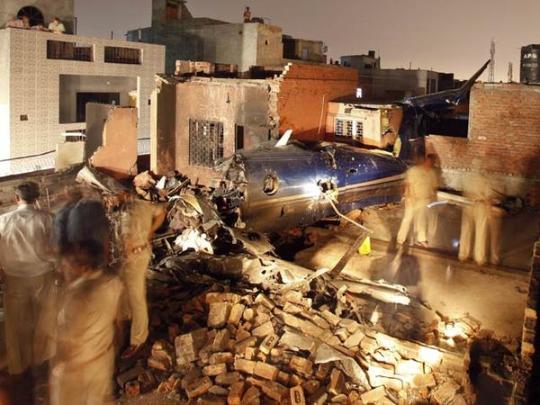 Pesawat Tabrak Perumahan di India