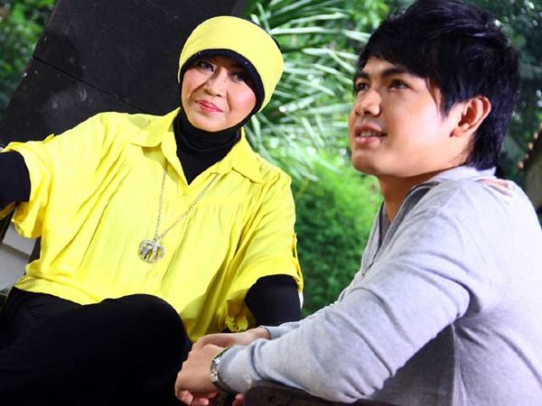 Tommy Kurniawan Mesra dengan Wanita Lain