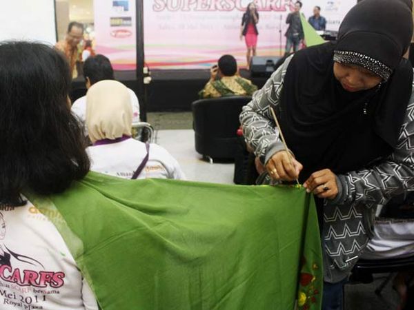 Pecahkan Rekor Muri Dengan Menghias Scraf