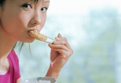 Apa Jadinya Bila Mengunyah Makanan Terlalu Cepat?