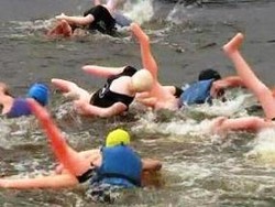 Puluhan Pria Ikuti Lomba Renang Bawa Boneka Seks