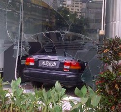 Mobil Sedan Seruduk ATM Permata di Setiabudi Building