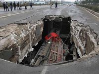 Truk Masuk Lubang di Jembatan