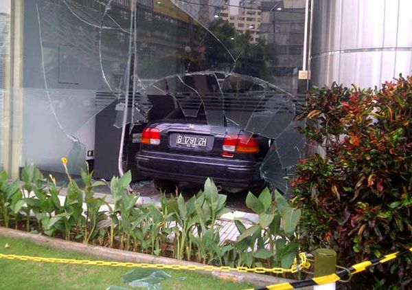 Mobil Sedan Tabrak ATM Permata