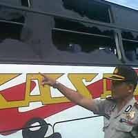 Suporter Asal Pasuruan Lempari Bus yang Diduga Ditumpangi Deltamania