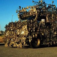 Mobil Aneh Ditutupi dengan Ornamen Kuningan 