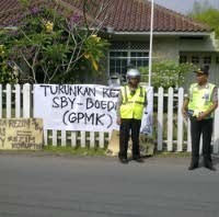 Desak Usut Korupsi Kemenpora, Mahasiswa Demo di Rumah Boediono