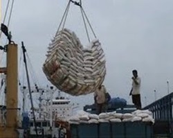 Belum Bayar Bea Masuk, Raskin Impor Ditahan Bea Cukai