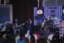 Live Review: Pure Saturday dan Adhitia Sofyan