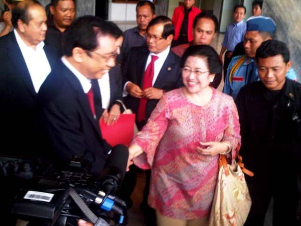 Megawati Sambangi DPR