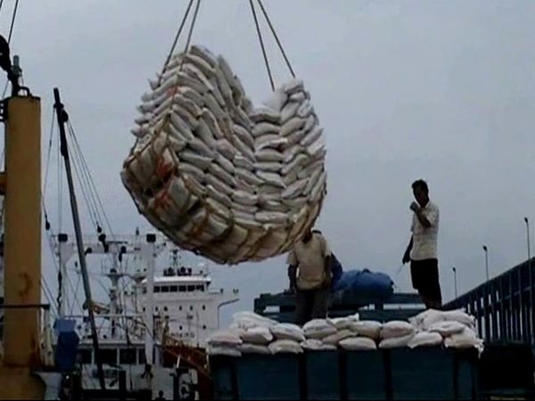 Bea Cukai Dumai Tahan Raskin Impor