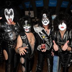 Ngobrol Online Bareng Fans, KISS Pecahkan Rekor Dunia