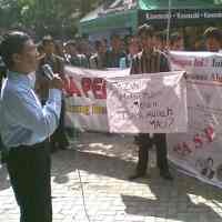 Tuntut Rektor Turun, Mahasiswa dan Dosen STAIN Segel Kampus