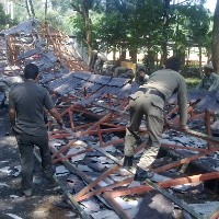 Satpol PP Bongkar Paksa Puluhan Kios di Baksil