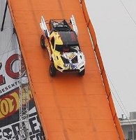 Mobil Meluncur dari Ketinggian 101 Meter untuk Pecahkan Rekor