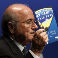 FIFA Disorot, Blatter Dipertanyakan