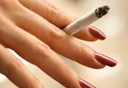 Perempuan Merokok Jumlahnya Sedikit Tapi Lebih Galak