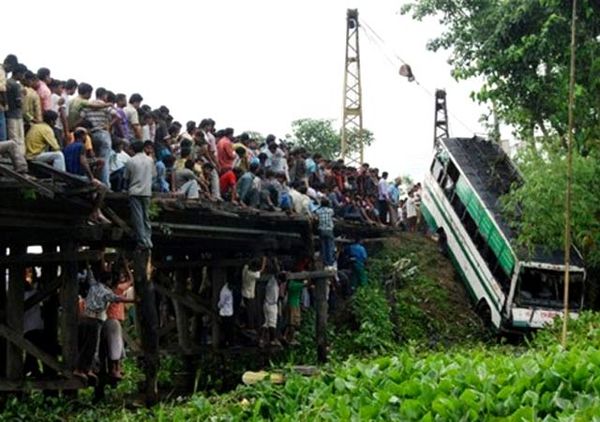 Bus Rombongan Pengantin Masuk Jurang