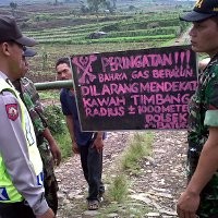 Petugas PVMBG Periksa Kadar CO2 di Gunung Dieng