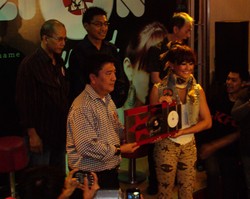 Capai Penjualan 1 Juta Keping CD, Agnes Monica Diganjar Million Award