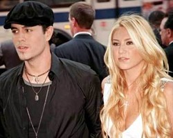 Enrique Iglesias Belum Mau Nikahi Anna Kournikova