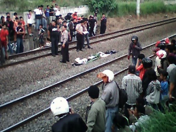 Jatuh Dari KRL Seorang Pria Tewas
