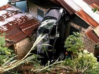 Mobil Sekda Papua Terjun ke Rumah Warga