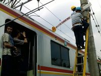 Pintu Koboi untuk Penumpang KA Bandel