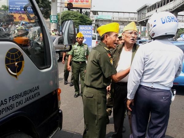 Dishub Gagal Tutup Akses Plaza Semanggi