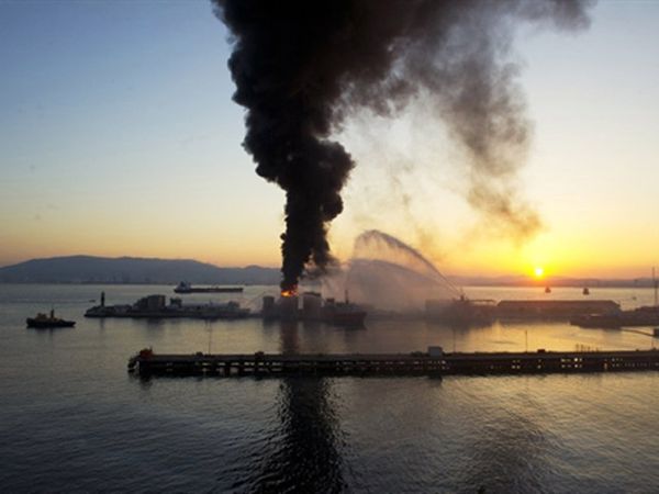 Tangki Minyak Terbakar