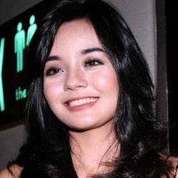 Gita Sinaga Buka Butik Bareng Ibunda