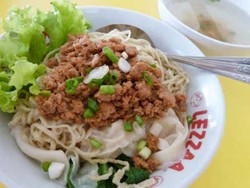 Menikmati Mie Bandung di Kota Kudus 
