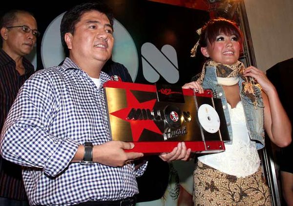 Agnes Monica Raih Million Award
