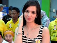 Nia Ramadhani Berbaju Belang