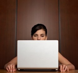 5 Hal Yang Selalu Diperiksa Mantan di Facebook