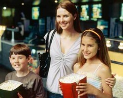 Pahami Etika Mengajak Anak Menonton di Bioskop 