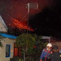 Tiga Rumah di Tepi Kalimas Dilalap Si Jago Merah