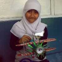 Wah, Ada Pesawat Terbang Berbatik dan Helikopter dari Botol Oli