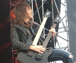 Gitaris Guns N Roses Selamat dari Kecelakaan Maut