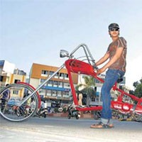 Dilarang Naik Motor, Remaja Bikin Sendiri Motor Chopper