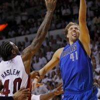 Nowitzki Pahlawan, Mavs Balas Heat