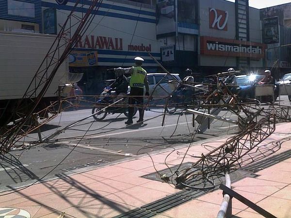 Tower di Kantor PLN Ambruk