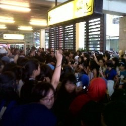Ribuan ELF Sambut SuJu di Bandara Soekarno Hatta