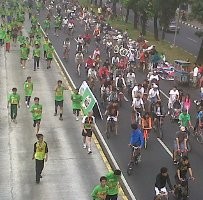 Jalur Busway Ditutup, Ribuan Orang Banjiri Jl Sudirman