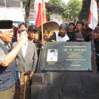 Prasasti Soekarno Arek Suroboyo Diarak